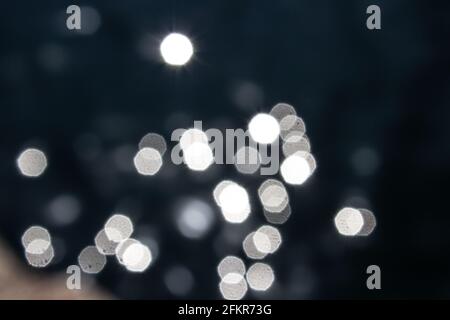 Abstraktes Bokeh-Licht im Wasser.Weltwassertag Meeresoberfläche blinken Bokeh Stockfoto