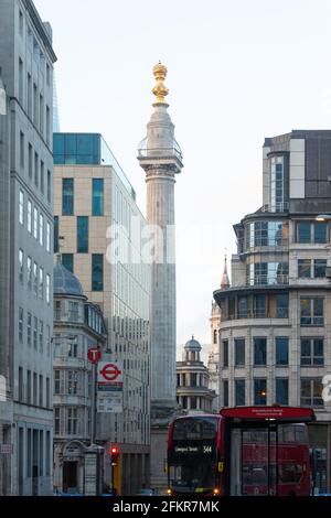 Londoner Gebäude an der Themse und eine Hommage an William Wallace Stockfoto