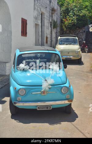 Monopoli, Italien - Juli 20 2017: Berühmter alter fiat 500 cinquencento für eine Hochzeit in der Altstadt von Monopoli vorbereitet Stockfoto