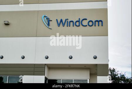 Houston, Texas USA 04-18-2021: Außenansicht des WindCom Bürogebäudes in Houston, TX. 2006 gegründetes Reparaturunternehmen für Rotorblätter von Windenergieanlagen. Stockfoto