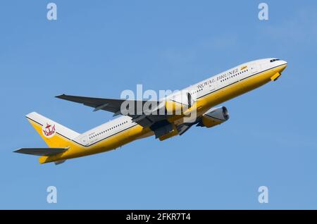 Royal Brunei Airlines Boeing 777 Jet-Linienflugzeug V8-BLA, das auf einem Langstreckenflug vom Flughafen London Heathrow, Großbritannien, abfliegt. Strahlend blauer Himmel Stockfoto