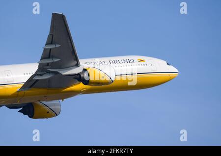 Royal Brunei Airlines Boeing 777 Jet-Linienflugzeug V8-BLA, das auf einem Langstreckenflug vom Flughafen London Heathrow, Großbritannien, abfliegt. Strahlend blauer Himmel Stockfoto