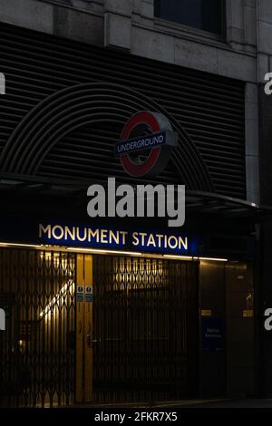 Londoner Gebäude an der Themse und eine Hommage an William Wallace Stockfoto