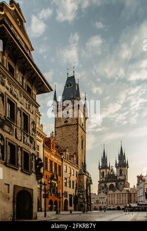 Altstädter Ring in Prag, Tschechische Republik. Leere Stadt bei Sonnenaufgang ohne Menschen, umgeben von historischen, gotischen Gebäuden Stockfoto