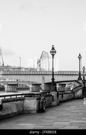 Londoner Gebäude an der Themse und eine Hommage an William Wallace Stockfoto