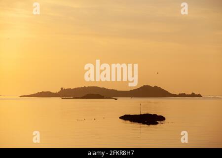 Inchcolm Island bei Sonnenaufgang vom Downing Point, Fife, Schottland Stockfoto