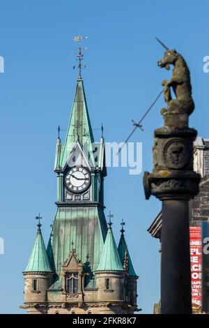 Dunfermline City Chambers mit dem Einhorn des Mercat Cross im Vordergrund. Stockfoto