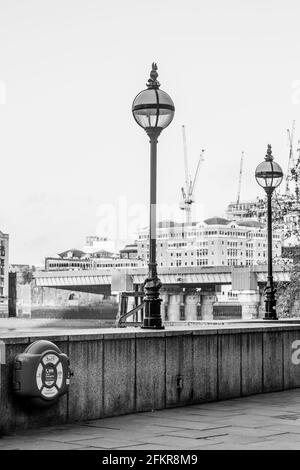 Londoner Gebäude an der Themse und eine Hommage an William Wallace Stockfoto