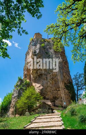 Katskhi Säule. Georgische Wahrzeichen. Mannes-Kloster in der Nähe des Dorfes Katskhi. Die orthodoxe Kirche und die Abt-Zelle auf einer felsigen Klippe. Imeretien, Geo Stockfoto