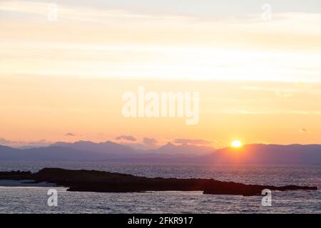 Sonnenuntergang über der Isle of Rum vom Hafen Mallaig an der Westküste Schottlands Stockfoto