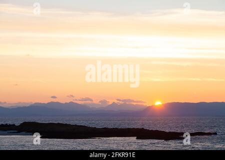 Sonnenuntergang über der Isle of Rum vom Hafen Mallaig an der Westküste Schottlands Stockfoto