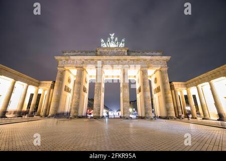 Vorderansicht des Brandenburger Tors in Berlin bei Nacht - Reisekonzept mit schönen Orten Wahrzeichen in weltberühmten europäischen Kapital Stockfoto