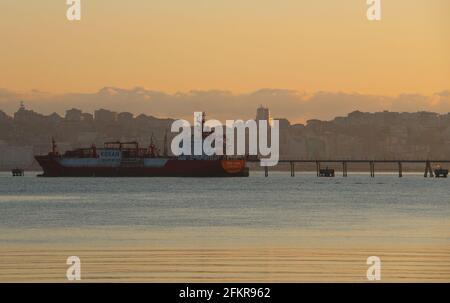 An einem ruhigen, sonnigen Frühlingsmorgen dockte der LPG-Tanker Tessa Kosan an der langen Anlegestelle in der Bucht von Santander Cantabria Spanien an Stockfoto