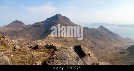 Blick auf den Gipfel des Askivals und des Ainshval Rum Cuillin aus Trollabhal Stockfoto