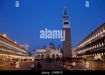 Markusplatz (Piazza San Marco) mit der Basilika in Venedig, Italien am Abend Stockfoto