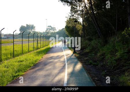 Am frühen Morgen zu Fuß Paar allein auf einem Weg rund um Santander Flughafen Kantabrien Spanien Stockfoto