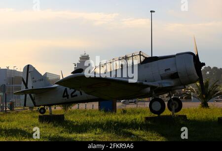 Im Ruhestand verschlechterte sich die spanische Luftwaffe North American AT-6 Trainer auf Permanente Anzeige neben der Zufahrtsstraße zum Flughafen Santander Kantabrien Spanien Stockfoto