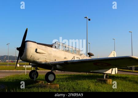 Im Ruhestand verschlechterte sich die spanische Luftwaffe North American AT-6 Trainer auf Permanente Anzeige neben der Zufahrtsstraße zum Flughafen Santander Kantabrien Spanien Stockfoto