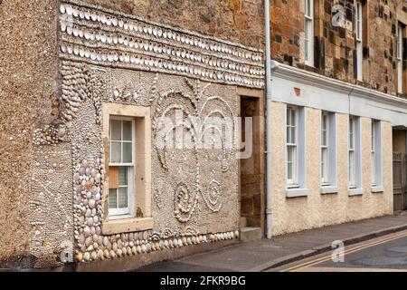 Ein Haus in Anstruther mit Muscheln in der dekoriert Wand des Gebäudes Stockfoto