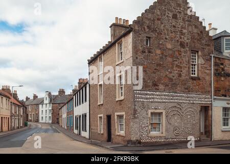 Ein Haus in Anstruther mit Muscheln in der dekoriert Wand des Gebäudes Stockfoto