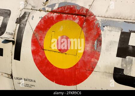 Nahaufnahme einer sich im Ruhestand verschlechternden spanischen Luftwaffe Nord Amerikanischer AT-6 Trainer auf Dauerausstellung Santander Airport Cantabria Spanien Stockfoto