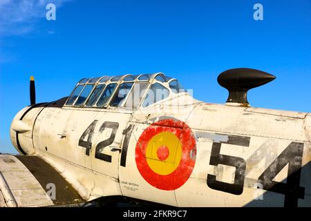 Nahaufnahme einer sich im Ruhestand verschlechternden spanischen Luftwaffe Nord Amerikanischer AT-6 Trainer auf Dauerausstellung Santander Airport Cantabria Spanien Stockfoto