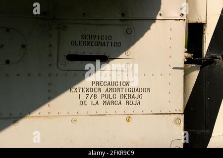 Nahaufnahme einer sich im Ruhestand verschlechternden spanischen Luftwaffe Nord Amerikanischer AT-6 Trainer auf Dauerausstellung Santander Airport Cantabria Spanien Stockfoto