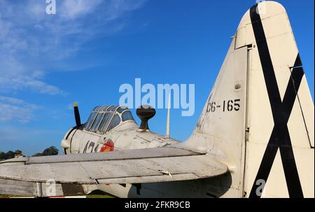 Nahaufnahme einer sich im Ruhestand verschlechternden spanischen Luftwaffe Nord Amerikanischer AT-6 Trainer auf Dauerausstellung Santander Airport Cantabria Spanien Stockfoto