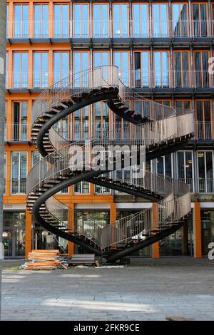 Endlose Wendeltreppe zu keiner „Umschreibungstreppe“ in München, Deutschland, am KPMG-Hauptsitz Stockfoto