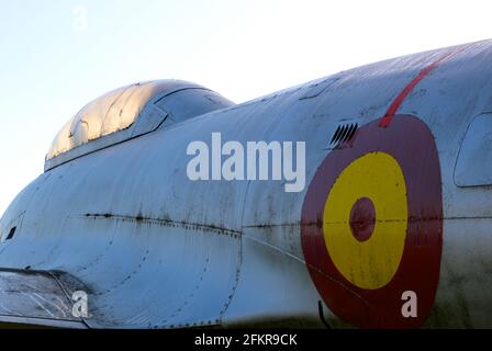 Nahaufnahme einer im Ruhestand versinkenden Lockheed der spanischen Luftwaffe T-33 Jet Trainer auf permanenter Gate-Wache am Flughafen Santander Kantabrien Spanien Stockfoto