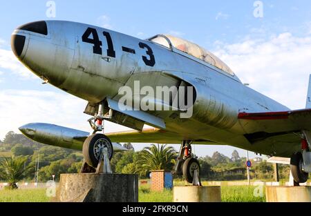 Im Ruhestand verschlechterte sich die spanische Luftwaffe Lockheed T-33 Jet Trainer auf Permanente Anzeige neben der Zufahrtsstraße zum Flughafen Santander Kantabrien Spanien Stockfoto