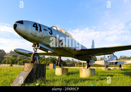 Im Ruhestand verschlechterte sich die spanische Luftwaffe Lockheed T-33 Jet Trainer auf Permanente Anzeige neben der Zufahrtsstraße zum Flughafen Santander Kantabrien Spanien Stockfoto