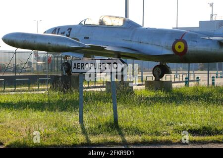 Im Ruhestand verschlechterte sich die spanische Luftwaffe Lockheed T-33 Jet Trainer auf Permanente Anzeige neben der Zufahrtsstraße zum Flughafen Santander Kantabrien Spanien Stockfoto