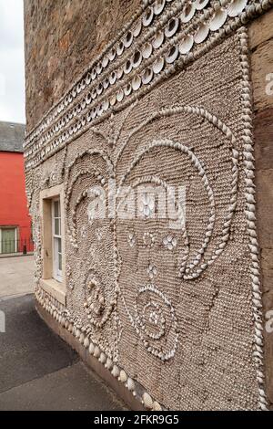 Ein Haus in Anstruther mit Muscheln in der dekoriert Wand des Gebäudes Stockfoto