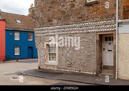 Ein Haus in Anstruther mit Muscheln in der dekoriert Wand des Gebäudes Stockfoto