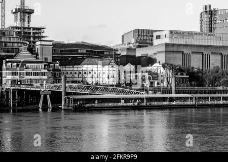 Londoner Gebäude an der Themse und eine Hommage an William Wallace Stockfoto