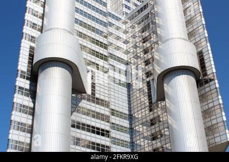 Moderner Metall- und Glasturm mit freiliegendem Zirkulationskern in München, Deutschland, Hypo-Haus, HVB Tower Stockfoto