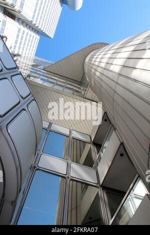 Moderner Metall- und Glasturm mit freiliegendem Zirkulationskern in München, Deutschland, Hypo-Haus, HVB Tower Stockfoto