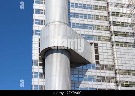 Moderner Metall- und Glasturm mit freiliegendem Zirkulationskern in München, Deutschland, Hypo-Haus, HVB Tower Stockfoto