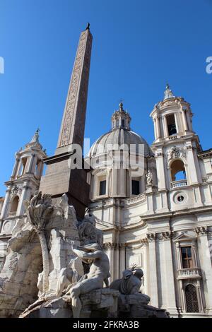 Piazza Navona in Italien, Rom. Sant'Agnesse in Agone und der Obelisk der Fontana dei Fiumi Stockfoto