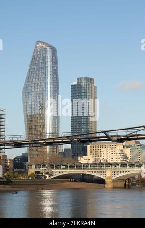 Londoner Gebäude an der Themse und eine Hommage an William Wallace Stockfoto