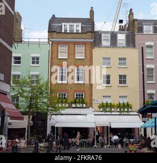 London, Greater London, England - 27 2021. Apr: Pastellfarbene Immobilien mit Cafés in der James Street London mit Menschen, die sich einer Pannenlockerung erfreuen. Stockfoto