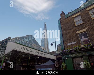 London, Greater London, England - 27 2021. Apr: Borough Market (ein berühmter verdeckter Lebensmittelmarkt) mit dem Shard-Wolkenkratzer im Hintergrund. Stockfoto