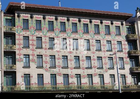 Filigrane bemalte Fassade eines Gebäudes in Wien, Österreich. Rosa und grüne Details. Blumen. Secession Stockfoto