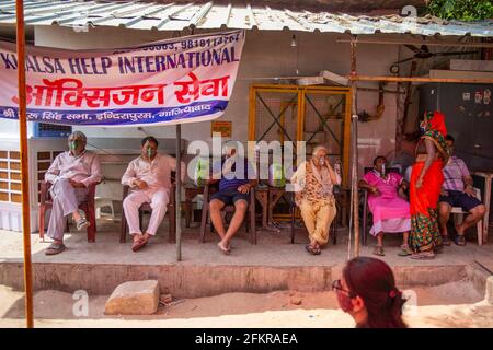 Ghaziabad, Indien. Mai 2021. COVID19-Patienten haben das Tragen von Sauerstoffmasken gesehen, nachdem sie in Langar außerhalb von Gurudwara Sri Guru Singh Sabha indirapuram freien Sauerstoff erhalten hatten. Indien steht vor einem Mangel an medizinischem Sauerstoff. Unter solchen Umständen hilft eine NGO namens Khalsa Help International Covid-19-Patienten, indem sie ihnen freien Sauerstoff anbietet. In den letzten 24 Stunden verzeichnete Indien 3 68,147 neue Covid19-Fälle mit 3417 Todesfällen. Kredit: SOPA Images Limited/Alamy Live Nachrichten Stockfoto