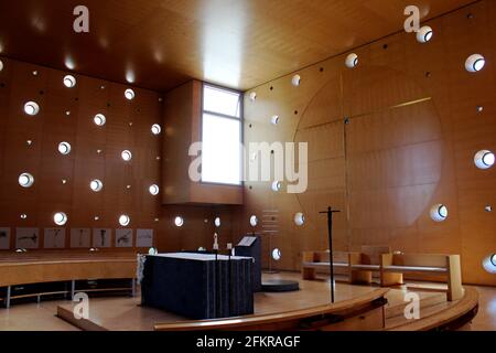 Innenraum der Kirche in Cubed-Form mit Platz herausgenommen, Donau Stadtkirche in Wien Österreich Stockfoto