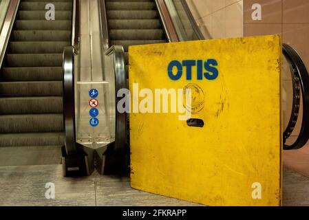 Außer Betrieb OTIS Rolltreppe durch gelbe Barrieren blockiert Zu Wartungsarbeiten Stockfoto