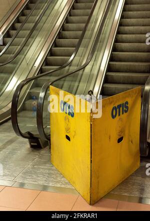 OTIS-Rolltreppe ist außer Betrieb und durch eine gelbe Barriere blockiert Aufgrund von Reparatur- und Wartungsarbeiten Stockfoto