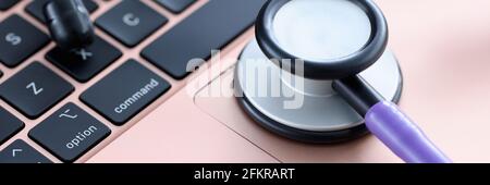 Stethoskop auf Laptop-Tastatur. Medizinische Weiterbildungskurse Stockfoto