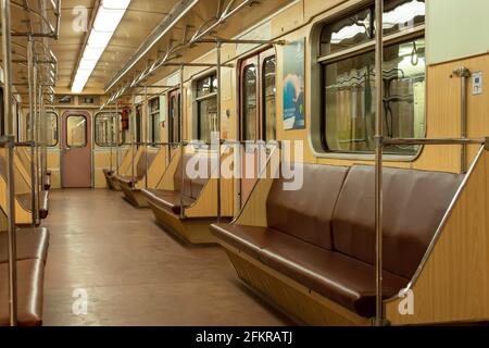 Altmodische leere russische U-Bahn-Wagen in Sofia, Bulgarien, Osteuropa, EU Stockfoto